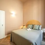 Stylish Apartment On The Lungarno In Florence